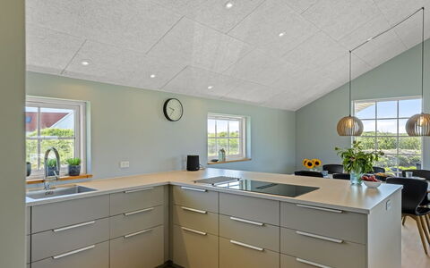 Mieka - 400M from the Sea: Loft, Gulvbelægning, Indretning, Etage, Køkken, Lysarmatur, Countertop, Cabinetry
