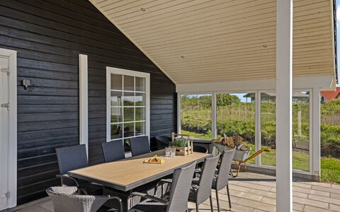 Mieka - 400M from the Sea: Træ, Gulvbelægning, Møbel, Etage, Dør, Udendørs Møbler, Veranda, Hårdttræ, Planke, Bejdse