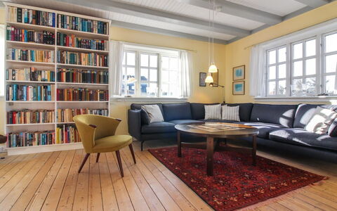 Fania - 200M from the Sea: Møbel, Indretning, Gulvbelægning, Etage, Couch, Trægulve, Træ, Loft, Stue, Hjem