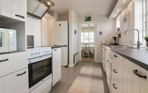 Fania - 200M from the Sea: Gulvbelægning, Træ, Loft, Etage, Køkken, Indretning, Cabinetry, Countertop, Møbel, Hjem