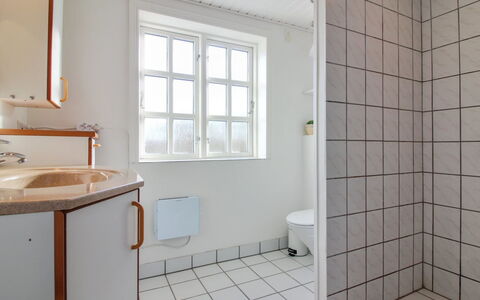 Fania - 200M from the Sea: Sanitærarmatur, Gulvbelægning, Etage, Vvs, Badeværelse, Håndvask, Loft, Kompositmateriale, Tap, Lejlighed