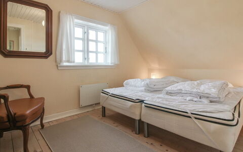 Fania - 200M from the Sea: Træ, Soveværelse, Etage, Seng, Gulvbelægning, Indretning, Sengetøj, Sengetøj, Loft, Bed Frame