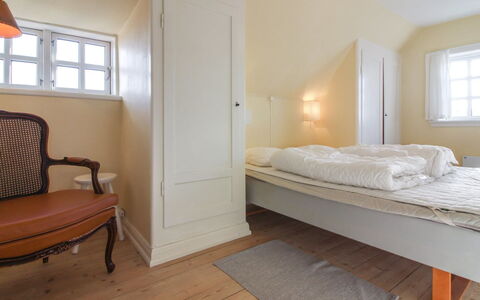 Fania - 200M from the Sea: Seng, Etage, Væg, Gulvbelægning, Soveværelse, Indretning, Træ, Loft, Møbel, Værelse