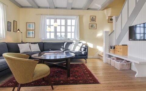 Fania - 200M from the Sea: Møbel, Indretning, Gulvbelægning, Couch, Etage, Væg, Træ, Stue, Loft, Værelse