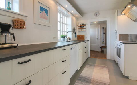 Fania - 200M from the Sea: Cabinetry, Gulvbelægning, Køkken, Countertop, Træ, Indretning, Skuffe, Etage, Møbel, Loft