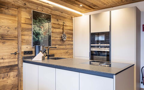 Sankt Martin am Tennengebirge 400: Cabinetry, Countertop, Møbel, Køkken, Træ, Indretning, Bord, Arkitektur, Gulvbelægning, Bejdse