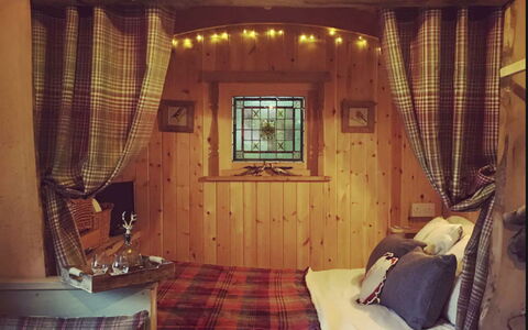 Shepherds Hut: Vand, Himmel, Sky, Svømmepøl, Bygning, Træ, Aqua, Fritid, Ferieby, Plante