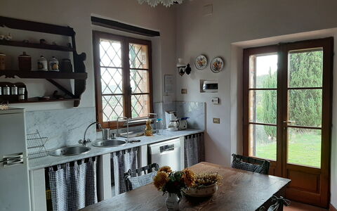 Casa Banditello: Ejendom, Bord, Møbel, Cabinetry, Vindue, Countertop, Hvid, Billedramme, Træ, Indretning