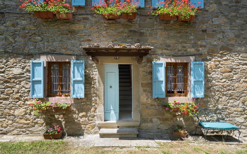 Villa La Vigna: Plante, Bygning, Vindue, Daytime, Ejendom, Blomst, Azure, Blad, Dør, Træ