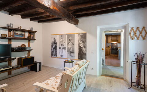 Villa La Vigna: Billedramme, Møbel, Bord, Træ, Indretning, Belysning, Stue, Etage, Gulvbelægning, Hårdttræ
