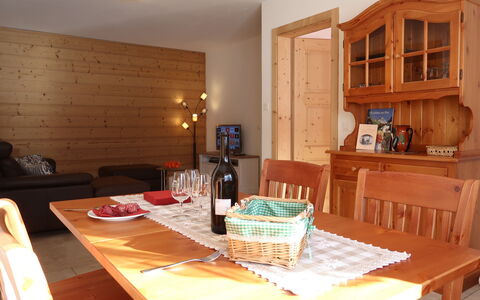Chalet Molignon: Bord, Møbel, Ejendom, Cabinetry, Træ, Stol, Indretning, Etage, Dug, Gulvbelægning