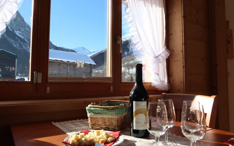 Chalet Molignon: Bordservice, Bord, Møbel, Ejendom, Vindue, Flaske, Mad, Glasservice, Drinkware, Plade