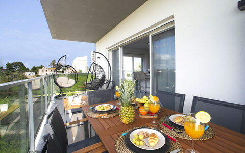 Emerson Plaza: Mad, Bord, Bordservice, Møbel, Bygning, Stol, Plante, Vindue, Blomsterkrukke, Tallerkner