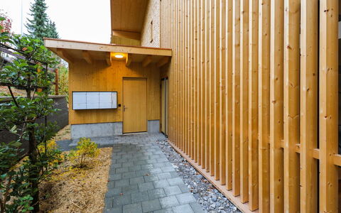 Rinderberg Sockelgeschoss Nordost: Træ, Væg, Skygge, Plante, Ejendom, Facade, Græs, Kompositmateriale, Landskab, Bejdse