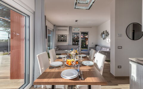 Villa Marzia Mare & Golf: Bord, Møbel, Ejendom, Stol, Træ, Billedramme, Indretning, Stue, Gulvbelægning