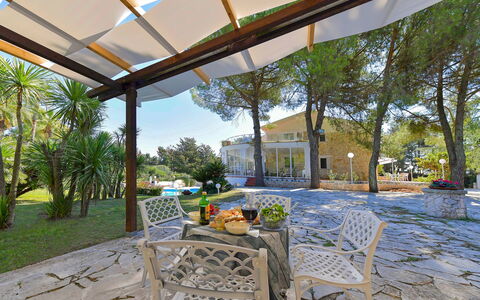 Villa Sole Martina Franca: Plante, Skygge, Bygning, Himmel, Træ, Udendørs Møbler, Fritid, Boligområde, Sommerhus, Landskab