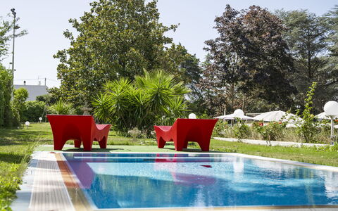 Villa Sole Martina Franca: Vand, Plante, Himmel, Ejendom, Træ, Skygge, Græs, Fritid, Landskab, Naturlige Landskab