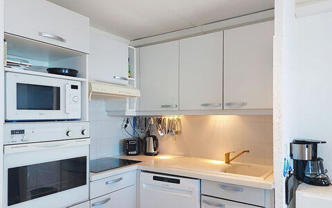 Terre Marine: Køkken Apparat, Køkken, Countertop, Cabinetry, Større Bandage, Husholdningsapparat, Håndvask, Sanitærarmatur, Indretning, Køkkenvask
