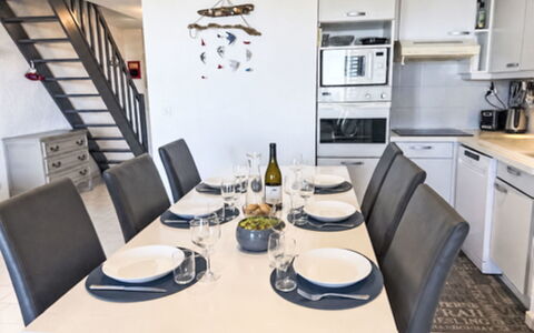 Terre Marine: Møbel, Udendørs Møbler, Stol, Have, Bejdse, Lawn, Hårdttræ, Skygge, Backyard