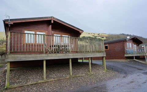 Loch Leven Lodge 10: Himmel, Plante, Bygning, Daytime, Vand, Azure, Træ, Arecales, Krop Af Vand, Sky