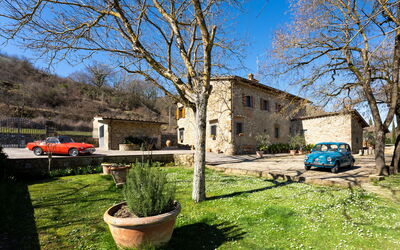 Greve in Chianti 615: Himmel, Plante, Bygning, Daytime, Vand, Azure, Træ, Arecales, Krop Af Vand, Sky
