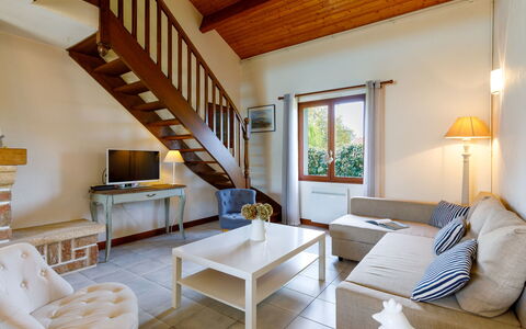 Le Predaire: Møbel, Indretning, Træ, Gulvbelægning, Etage, Loft, Bord, Stol, Værelse, Stue