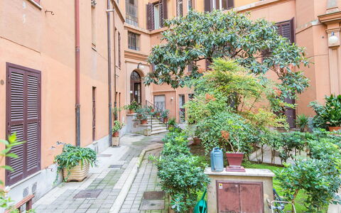 La Casa Dell'Arte: Bygning, Himmel, Bil, Vindue, Plante, Træ, Hjul, Køretøj