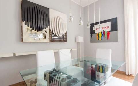 La Casa Dell'Arte: Bygning, Himmel, Bil, Vindue, Plante, Træ, Hjul, Køretøj