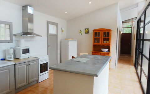 Villa Isabelle: Ejendom, Værelse, Møbel, Bygning, Countertop, Etage, Køkken, Indretning, Hus, Loft