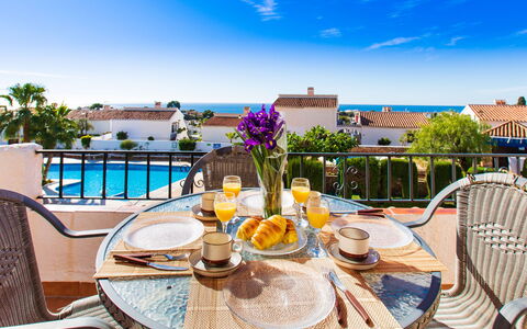 Perla del Mar: Himmel, Vand, Bord, Møbel, Ejendom, Bordservice, Plante, Sky, Azure, Stol
