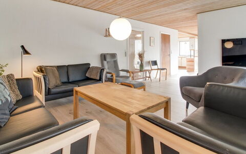 Solmaz - 3.5Km from the Sea: Møbel, Indretning, Gulvbelægning, Træ, Etage, Loft, Trægulve, Værelse, Stue, Bord