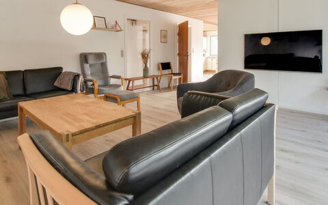 Solmaz - 3.5Km from the Sea: Møbel, Indretning, Gulvbelægning, Etage, Couch, Væg, Træ, Stue, Loft, Værelse