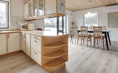 Solmaz - 3.5Km from the Sea: Gulvbelægning, Indretning, Møbel, Træ, Etage, Trægulve, Køkken, Countertop, Loft, Hjem