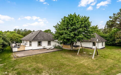 Solmaz - 3.5Km from the Sea: Græs, Tag, Hjem, Landdistrikt, Sommerhus, Lawn, Stuehus, Gård, Landscaping, Backyard