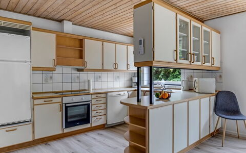 Solmaz - 3.5Km from the Sea: Gulvbelægning, Køkken, Indretning, Træ, Countertop, Etage, Loft, Møbel, Cabinetry, Trægulve