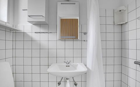 Solmaz - 3.5Km from the Sea: Væg, Sanitærarmatur, Håndvask, Gulvbelægning, Indretning, Badeværelsesvask, Etage, Badeværelse, Vvs, Tap