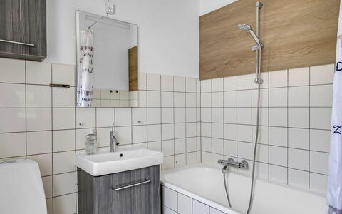Solmaz - 3.5Km from the Sea: Badeværelse, Sanitærarmatur, Væg, Gulvbelægning, Indretning, Etage, Håndvask, Tap, Vvs, Badeværelsesvask