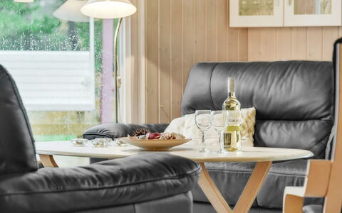 Harthwik - 1Km from the Sea: Møbel, Indretning, Gulvbelægning, Træ, Stue, Etage, Belysning, Hjem, Couch, Bord