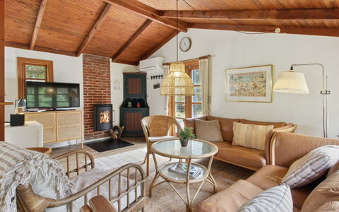 Tirsa - 3.9Km from the Sea: Møbel, Couch, Indretning, Træ, Stue, Loft, Gulvbelægning, Bord, Etage, Stol