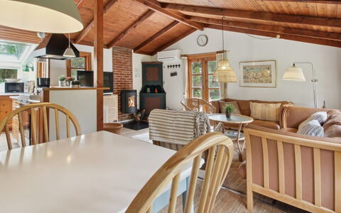 Tirsa - 3.9Km from the Sea: Møbel, Indretning, Træ, Loft, Couch, Gulvbelægning, Stol, Stue, Etage, Bord