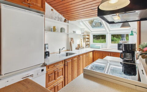 Tirsa - 3.9Km from the Sea: Køkken, Countertop, Indretning, Køkken Apparat, Større Bandage, Træ, Loft, Gulvbelægning, Cabinetry, Belysning