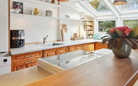 Tirsa - 3.9Km from the Sea: Countertop, Køkken, Indretning, Cabinetry, Gulvbelægning, Møbel, Træ, Loft, Køkken Apparat, Hjem