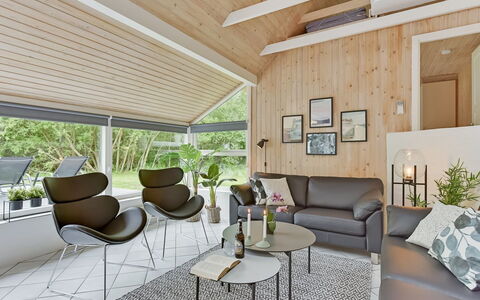 Ellanor - 1Km from the Sea: Indretning, Møbel, Couch, Gulvbelægning, Træ, Loft, Stue, Etage, Stol, Belysning
