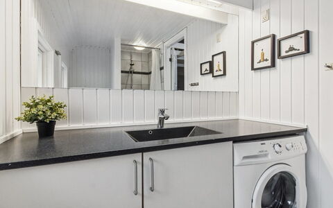 Ellanor - 1Km from the Sea: Gulvbelægning, Indretning, Etage, Loft, Større Bandage, Køkken, Sanitærarmatur, Countertop, Værelse