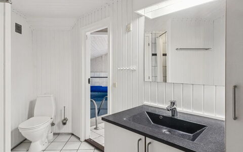 Ellanor - 1Km from the Sea: Sanitærarmatur, Gulvbelægning, Etage, Håndvask, Indretning, Tap, Vvs, Badeværelse, Loft, Flise