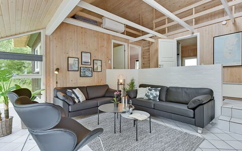 Ellanor - 1Km from the Sea: Indretning, Træ, Couch, Gulvbelægning, Stue, Loft, Møbel, Etage, Værelse