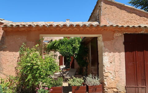 Saint Saturnin D'Apt 105: Plante, Himmel, Bygning, Skygge, Land Lot, Træ, Sommerhus, Blomsterkrukke, Hus, Landskab