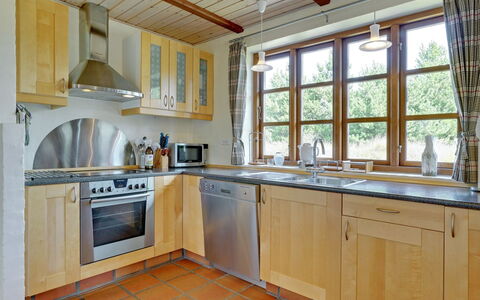 Siegried - 2.2Km from the Sea: Køkken, Møbel, Countertop, Cabinetry, Træ, Indretning, Køkken Apparat, Gulvbelægning, Større Bandage, Værelse