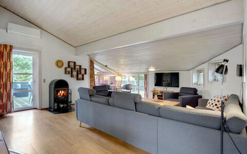Asdis - 2.8Km from the Sea: Træ, Couch, Loft, Indretning, Gulvbelægning, Stue, Møbel, Etage, Værelse