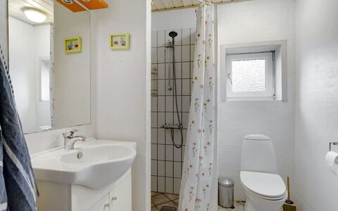 Asdis - 2.8Km from the Sea: Væg, Sanitærarmatur, Badeværelsesvask, Gulvbelægning, Indretning, Håndvask, Etage, Badeværelse, Loft, Toilet